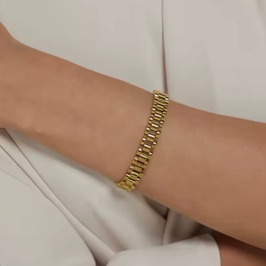 Lilly Link Bracelet - 18K Gold Plated Statement Ring for Women | ENNVY