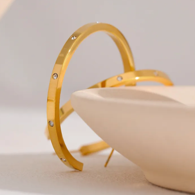 Zyra Hoops - 18K Gold Plated Hoop Earrings for Women | ENNVY